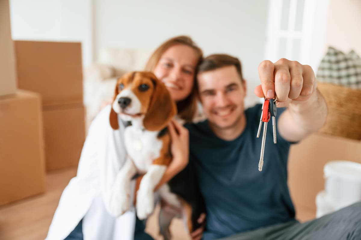 Pareja con las llaves de su nueva casa